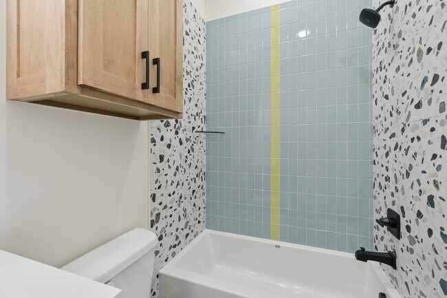 Building Photo - Townhome 2 bed 2.5 bath "The Mid-Mod" in the Heart of Selah