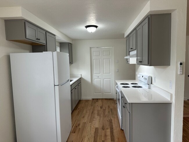 Building Photo - Beautifully updated 3 bedroom, 1 bath hous...