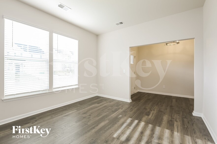 Building Photo - 513 Hillpark Ln