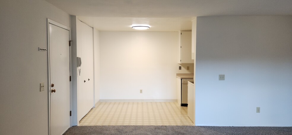 Building Photo - 5586 Guilford Rd