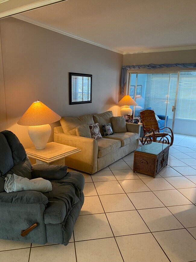 Building Photo - 2121 NE 42nd Ct