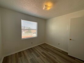 Building Photo - Western Redd