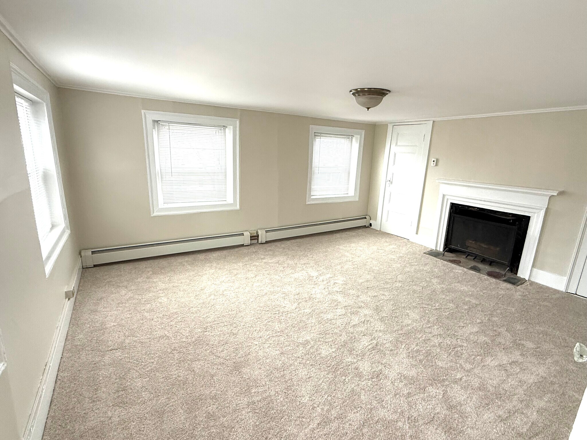 Building Photo - 10 Mall St