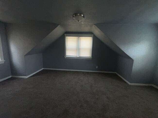 Building Photo - Charming 3-Bedroom Property in Prime Location