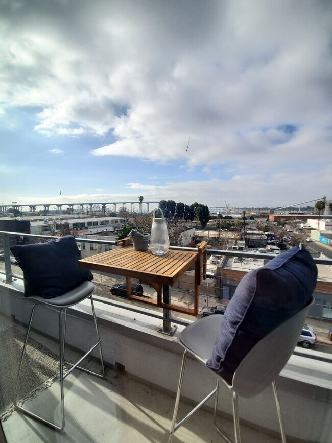 Building Photo - 5-Story UNIQUE Industrial Townhome - 3BD/4BA - w/ Open Floor Plan, Lots of Natural Light! - Secur...