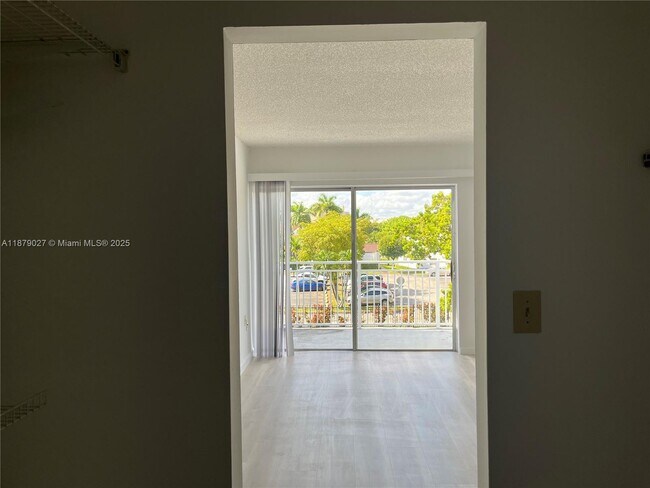 Building Photo - 9365 Fontainebleau Blvd