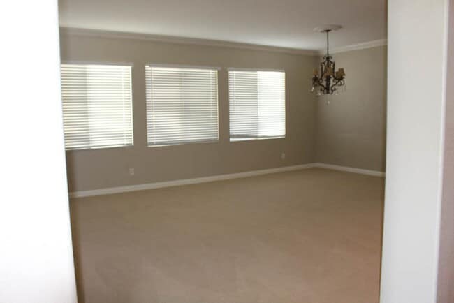 Building Photo - Beautiful 3 Bedrooms 2 Baths Home located in Rancho Cucamonga.