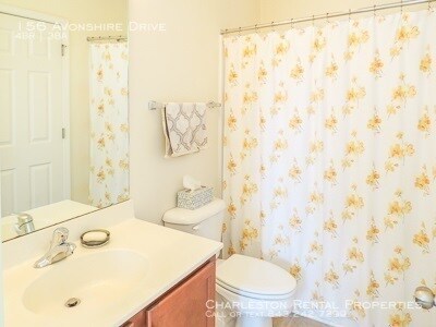 Building Photo - 156 Avonshire Dr
