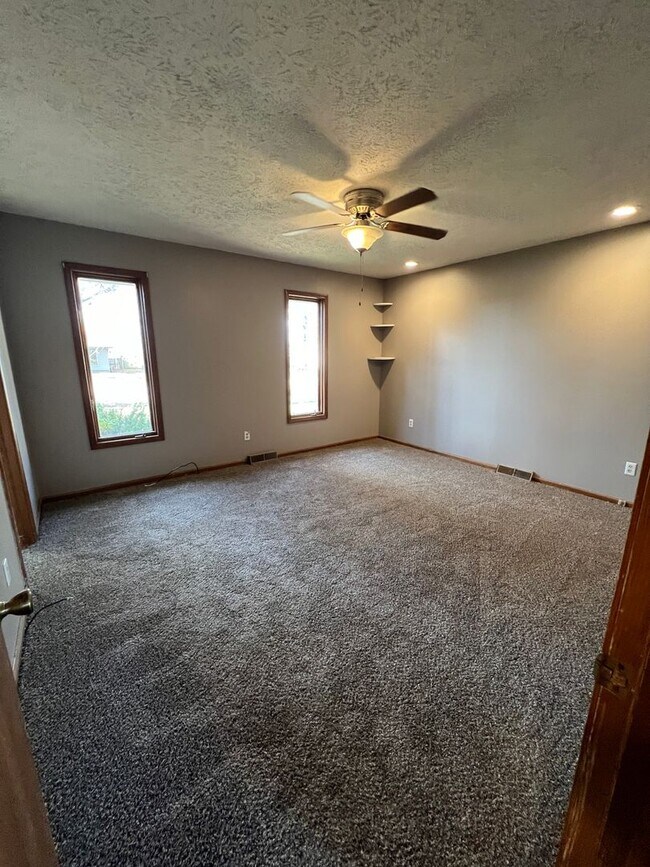 Building Photo - 4 bedroom/3 baths house
