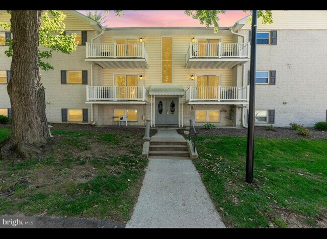 Primary Photo - 5 Warren Lodge Ct