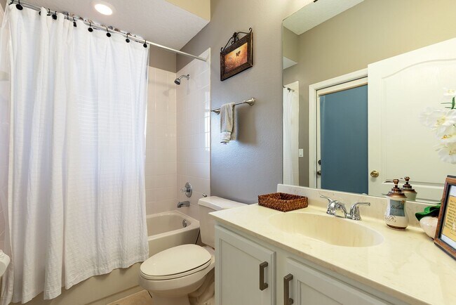 Building Photo - One story beauty in Errol Estates and Loca...