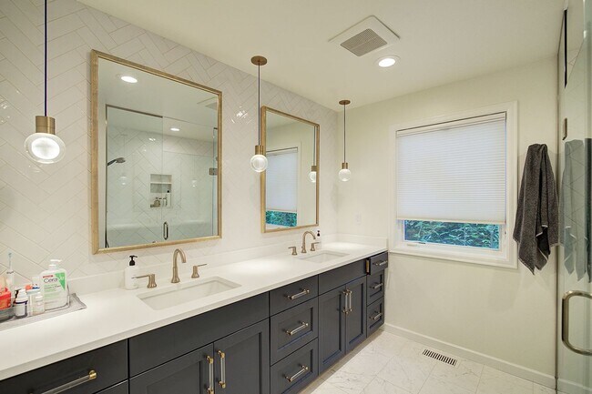 Building Photo - 5bd/2.75ba Mercer Island Home