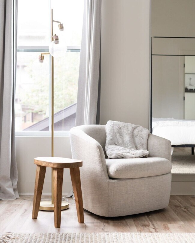 Building Photo - Fully Furnished - Designer Home (Flexible Lease Options)