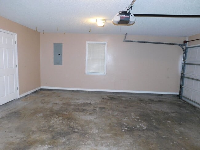 Building Photo - 3 Bedroom Home in Pebble Creek Subdivision