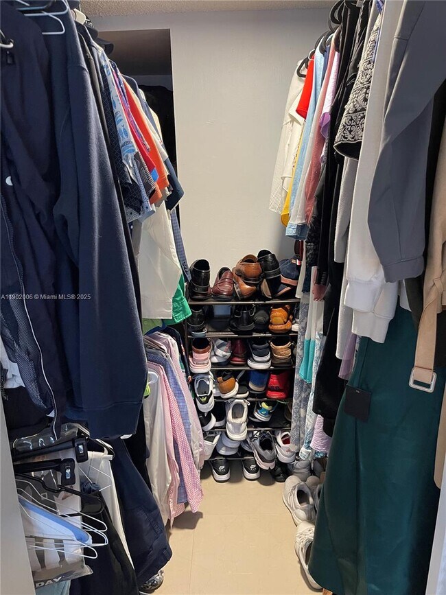 Building Photo - 540 Brickell Key Dr