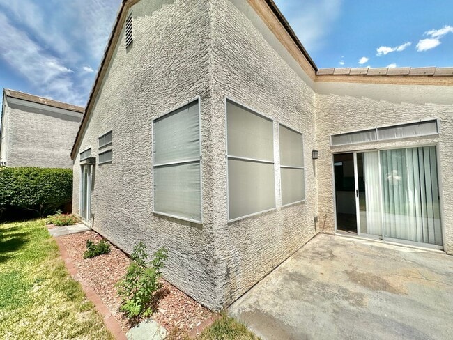 Building Photo - Darling one story home