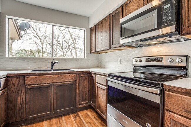 Building Photo - Creekside Condominumums Unit 33
