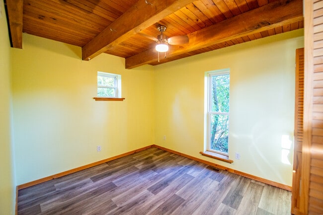 Building Photo - 10644 Peach Ridge Rd