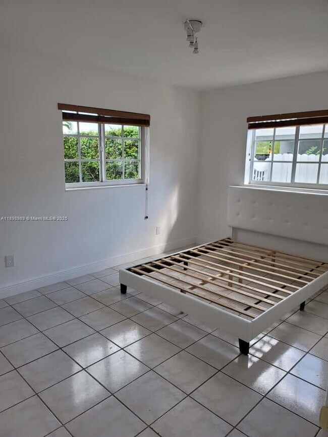 Building Photo - 1120 SW 96th Ave