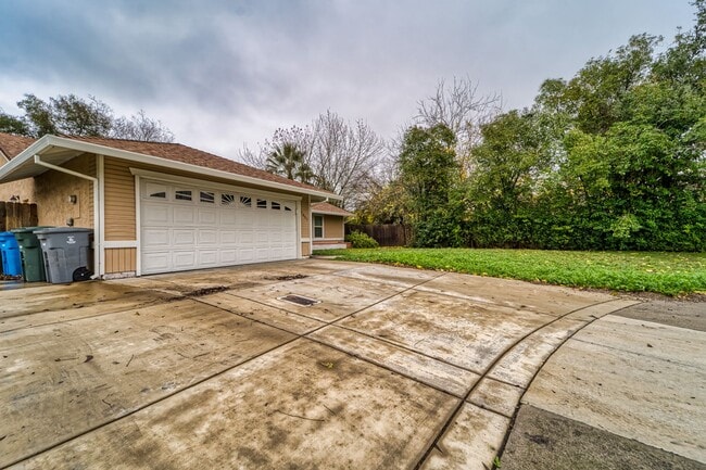 Building Photo - Sweet 3-Bedroom With a Fireplace Vibe