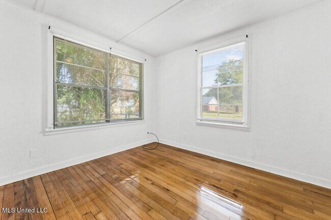 Building Photo - Charming Updated Cottage in Old Biloxi!