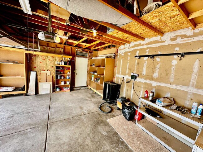 Building Photo - "Charming Home in the Cottonwood Community!"