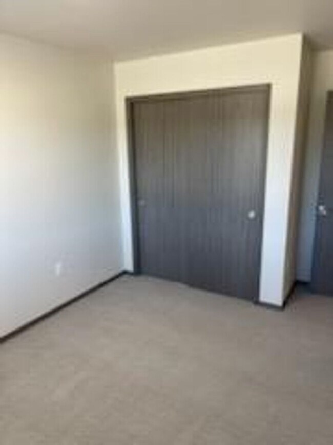 Building Photo - Modern design 3 bed, 2.5 bath duplex Available July 10th!