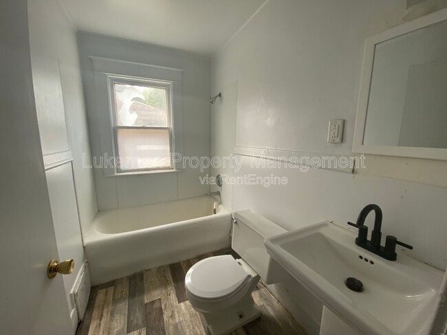 Building Photo - 720 Oak St