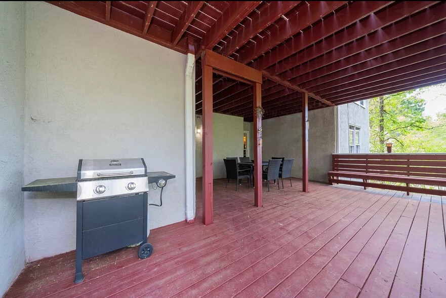 Barbecue area on deck - 509 Gallery Plz