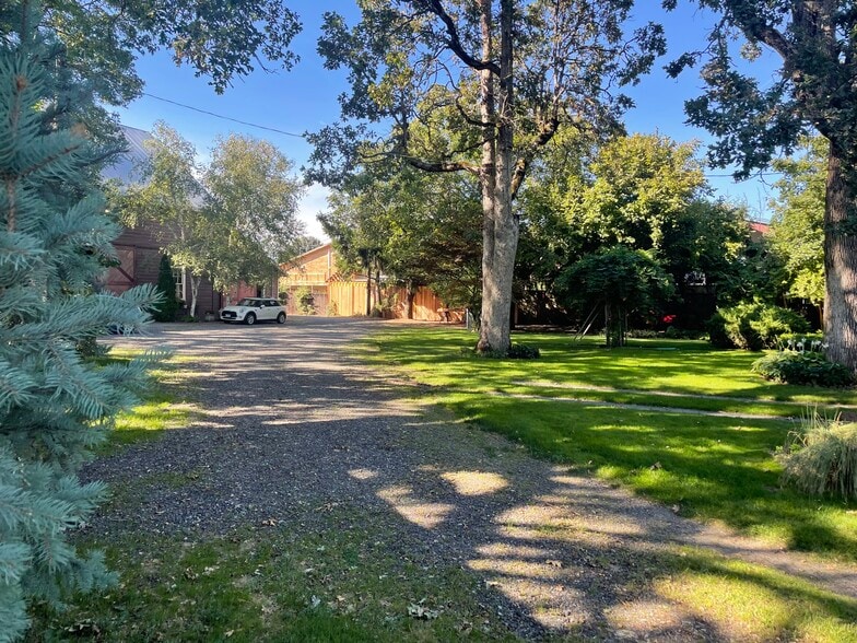 Building Photo - 1373 Barker Rd