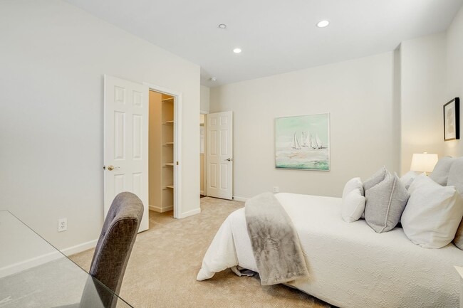 Building Photo - Comfortable and nicely upgraded home for r...