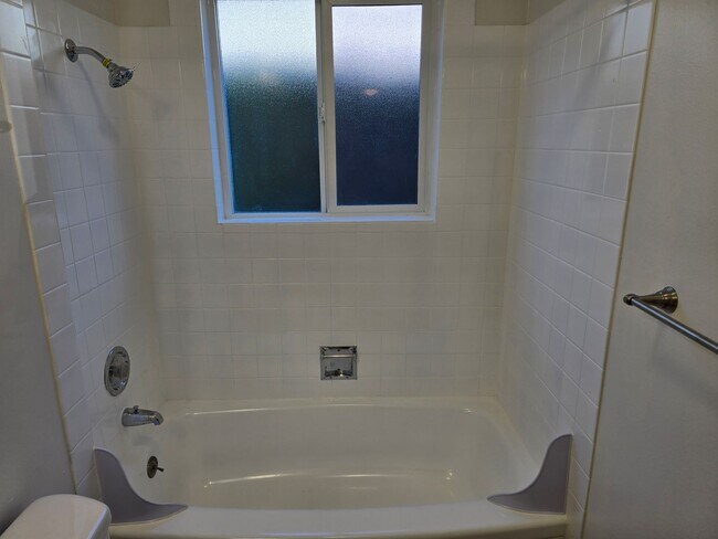 Building Photo - *!*!* Ground Floor Pet Friendly 1 Bedroom ...