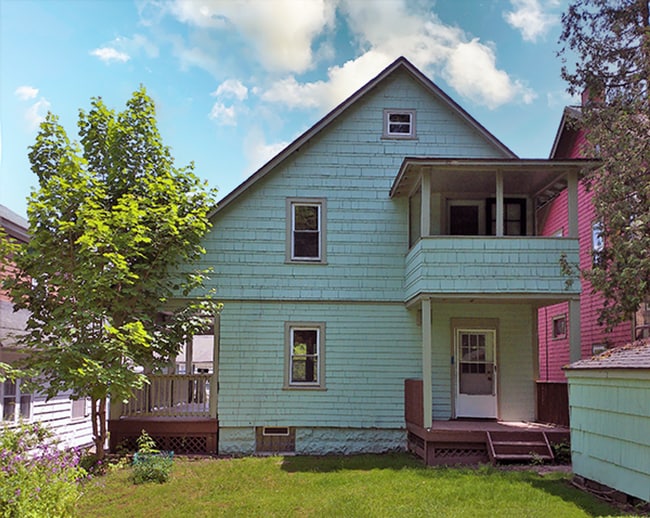 Building Photo - Available 6/1/2026 Charming Home With Priv...