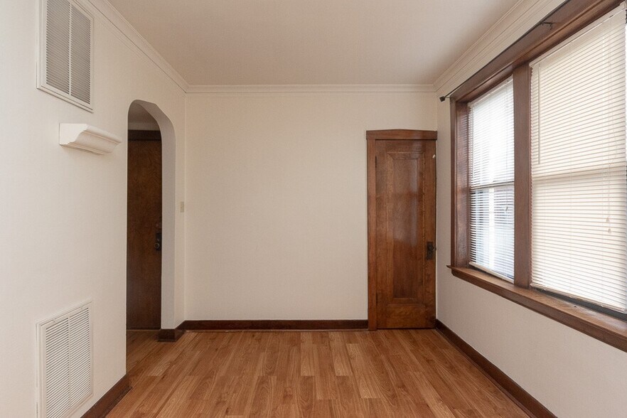 Building Photo - 3632 N Paulina St