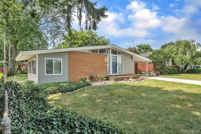 Building Photo - 229 Redwood Dr