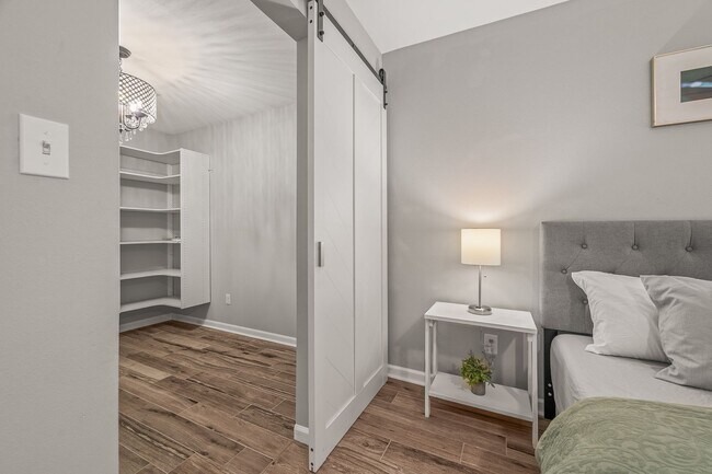 Building Photo - Stunning 4 bedroom with two bonus spaces, ...