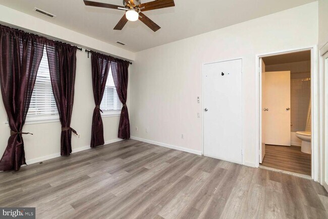 Building Photo - 102 Church St