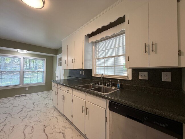 Building Photo - 105 Coker Dr