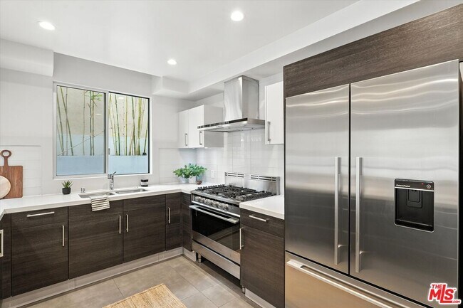 Building Photo - 1326 Centinela Ave