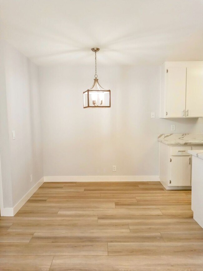 Building Photo - Refurbished 1bd Condo on First Floor With Pool