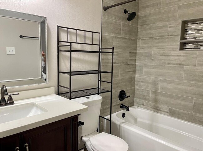 Building Photo - 10134 Waterstone Dr