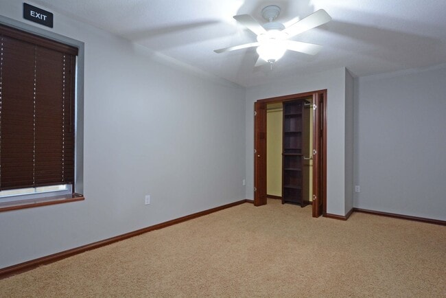 Building Photo - Spacious 5-Bed 3-Bath Home in South St. Paul - Available Now!