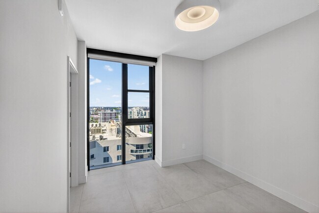 Building Photo - 700 NE 24th St