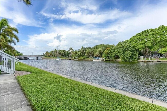 Building Photo - 3873 Pompano Dr SE