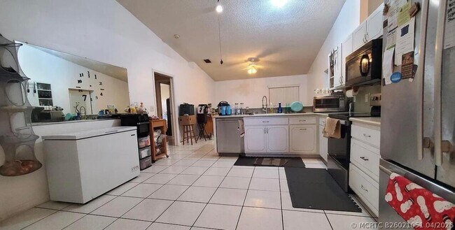 Building Photo - 3004 Suntan Ct SE