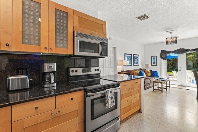 Building Photo - 340 NE 7th Ave