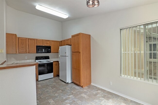 Building Photo - 2 bed, close to Ft Carson. Top Floor unit, Available now