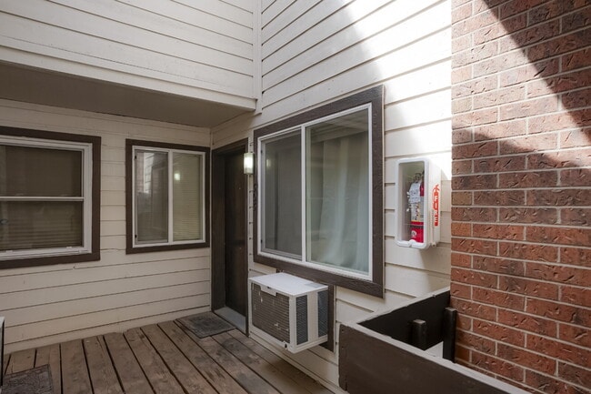 Building Photo - 2 Bedroom/2 Bathroom Condo - Aurora - Lowe...