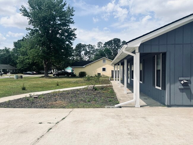 Building Photo - 103 Willow Lake Dr