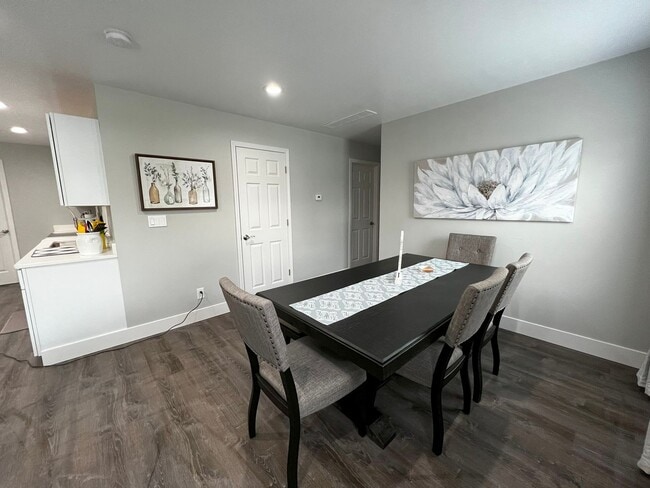 Building Photo - Fully Furnished rental with excellent cent...